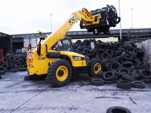 https://arnold-plant.co.uk/wp-content/uploads/2015/12/jcb-541-70-handling-tyres-jpg_168.jpg